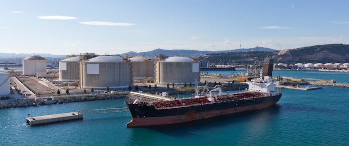 قیمت نفت با کمرنگ شدن احتمال معامله با ایران و زیرنظر داشتن فشردگی در بازار عرضه، 2 درصد افزایش یافت