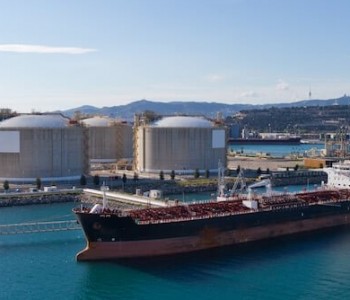 قیمت نفت با کمرنگ شدن احتمال معامله با ایران و زیرنظر داشتن فشردگی در بازار عرضه، 2 درصد افزایش یافت