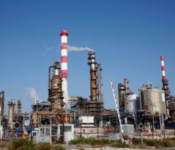 قیمت نفت پس از نشت نفت در بصره افزایش یافت، اما در آمار هفتگی کاهش یافت